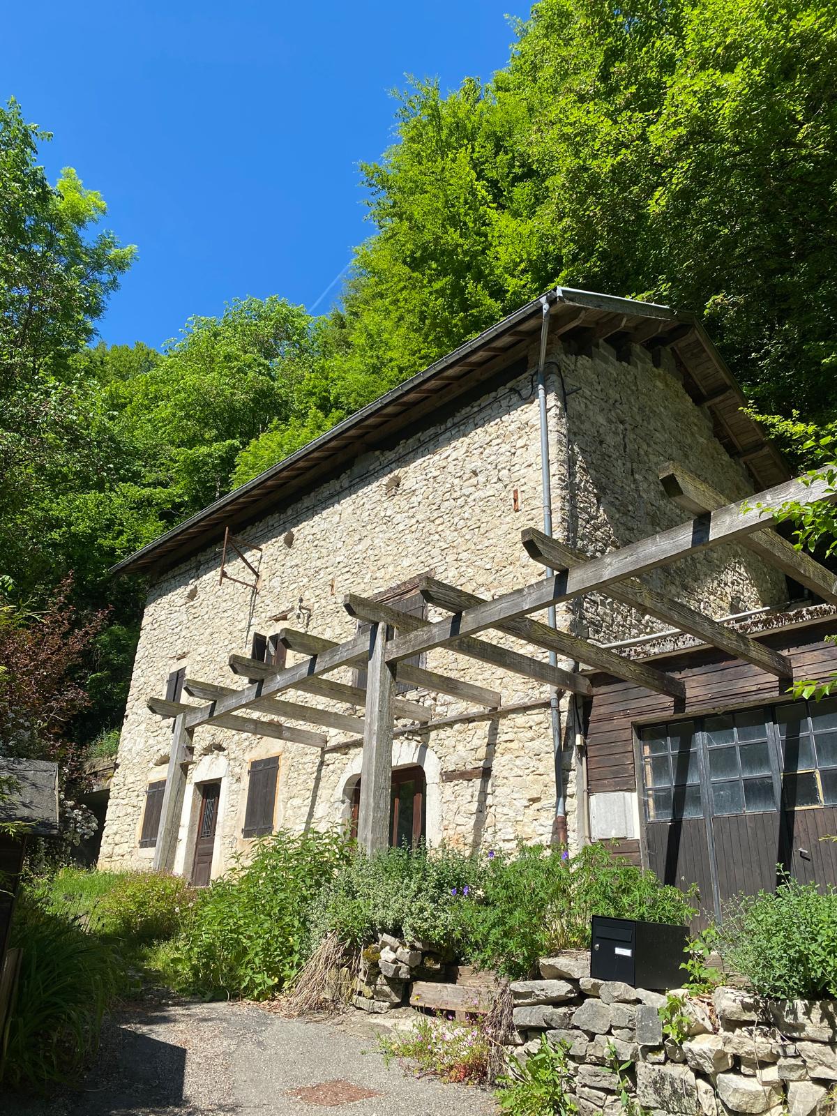 Maison en pierre 190m² sur 3000m² de terrain à Rencurel